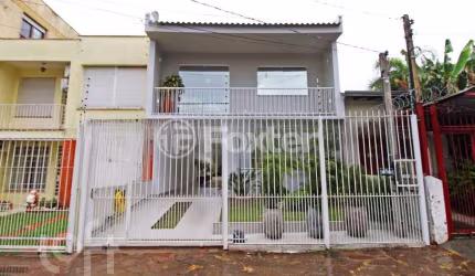 Casa com 3 quartos à venda na Rua Teixeira de Freitas, 558, Santo Antônio, Porto Alegre, 138 m2 por R$ 1.390.000