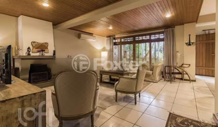 Casa com 4 quartos à venda na Avenida Teixeira Mendes, 193, Chácara das Pedras, Porto Alegre, 306 m2 por R$ 1.800.000