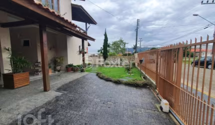 Casa com 4 quartos à venda na Rua Professor Américo Vespúcio Prates, 46, Carianos, Florianópolis, 370 m2 por R$ 1.680.000