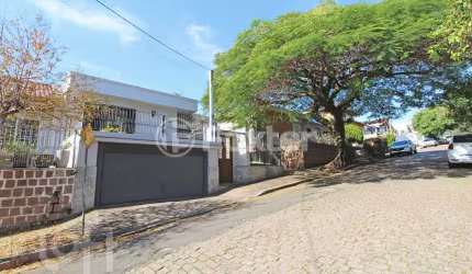 Casa com 3 quartos à venda na Rua Gustavo Schmidt, 615, Três Figueiras, Porto Alegre, 309 m2 por R$ 1.400.000