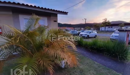 Casa em condomínio fechado com 3 quartos à venda na Avenida Paulo Roberto Vidal, 2490, Bela Vista, Palhoça, 51 m2 por R$ 320.000