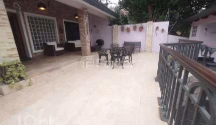 Casa com 3 quartos à venda na Rua Charruas, 257, Espírito Santo, Porto Alegre, 390 m2 por R$ 1.800.000