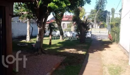 Casa com 2 quartos à venda na Avenida Guarujá, 156, Guarujá, Porto Alegre, 150 m2 por R$ 320.000
