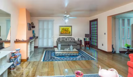 Casa com 2 quartos à venda na Rua Teixeira de Freitas, 911, Santo Antônio, Porto Alegre, 350 m2 por R$ 1.045.000