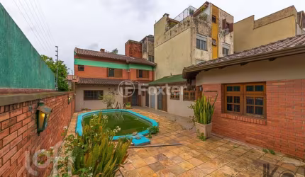 Casa com 6 quartos à venda na Rua Santa Flora, 882, Nonoai, Porto Alegre, 239 m2 por R$ 810.000