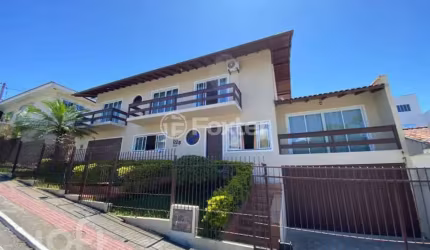 Casa com 4 quartos à venda na Avenida Atlântica, 982, Barreiros, São José, 247 m2 por R$ 1.180.000