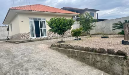 Casa com 2 quartos à venda na Rua Orcí Jovêncio Inácio, 198, Forquilhas, São José, 64 m2 por R$ 490.000