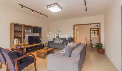 Casa com 5 quartos à venda na Rua Teixeira de Carvalho, 207, Medianeira, Porto Alegre, 360 m2 por R$ 995.000