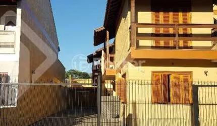 Casa com 4 quartos à venda na Rua Oiampi, 100, Guarujá, Porto Alegre, 325 m2 por R$ 700.000