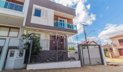 Casa com 3 quartos à venda na Rua das Caravelas, 741, Vila Ipiranga, Porto Alegre, 249 m2 por R$ 899.000