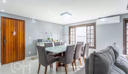 Casa com 3 quartos à venda na Rua Canavieiras, 98, Vila Ipiranga, Porto Alegre, 270 m2 por R$ 950.000