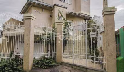 Casa com 3 quartos à venda na Rua Portuguesa, 326, Partenon, Porto Alegre, 283 m2 por R$ 874.000