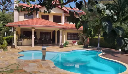 Casa com 04 dormitórios e 03 suítes na Praia de Taquaras em Balneário Camburiú, SC