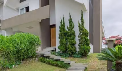 Casa em condomíniio fechado cercado pela natureza sendo 04 dormitórios em Camboriú, SC