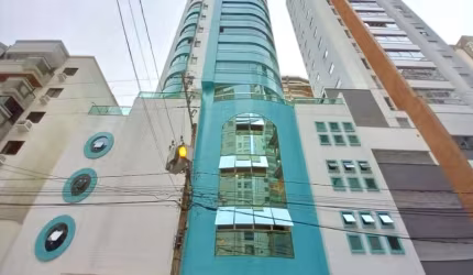 Apartamento mobiliado quadra mar com 03 dormitórios e 01 suíte e 02 demi no Centro de Balneário