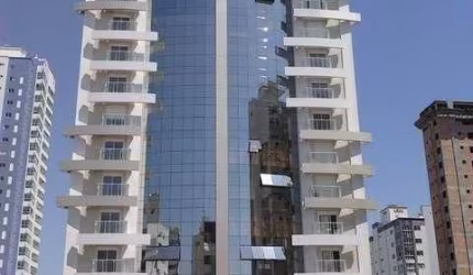 Apartamento com 3 suítes e 2 vagas no Centro de Balneário Camboriú