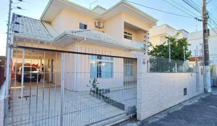 Casa a venda de 04 Dormitórios 01 Suíte com 04 Banheiros 03 vagas em Capoeiras-Florianópolis-SC