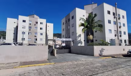 Apartamento a venda de 02 Dormitórios com cozinha modulada em Serrarias -São José-SC