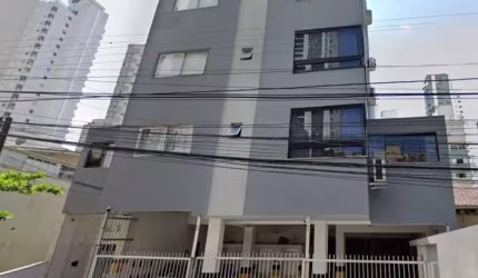 Apartamento com 2 dormitórios + 1 vaga privativa + sacada com churrasqueira no Centro de Balneário