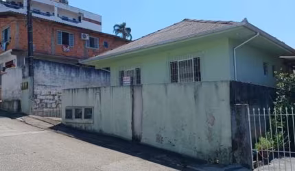 Casa a venda de 05 Dormitórios 03 Banheiros com 03 vagas de garagem em Barreiros -São José-SC