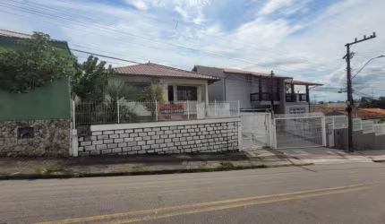 Casa sendo 03 dormitórios com suíte bairro Capoeiras, Florianópolis