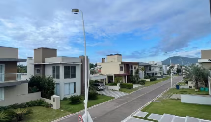 Casa mobiliada sendo 03 suítes em condomínio Fechado no norte da Ilha