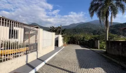 Casa a venda de 02 Dormitórios com 02 vagas e espaço gourmt na Enseada do Brito -Palhoça -SC
