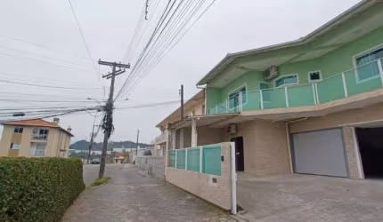 Casa a venda de 03 Dormitórios sendo 01 Suíte mobiliada a venda na Fazenda Santo Antônio-São José-SC