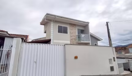 Sobrado para aluguel de 02 Dormitórios com 02 vagas de garagem no Bela Vista em Palhoça-SC