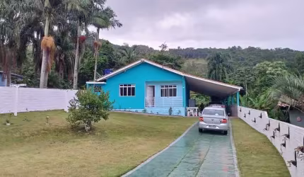 Casa a venda de 03 Dormitórios 01 Suíte com terreno de 1.190 metros quadrados na Gamboa -SC