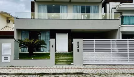 Casa com 02 pavimentos, 03 quartos mobiliada com espaço gourmet