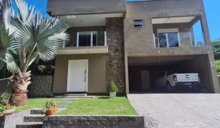 Casa com piscina e móveis planejados, 3 quartos sendo 1 suíte no condomínio Altos de São José - SC