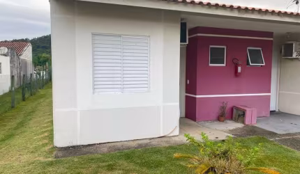 Casa geminada a venda de 02 dormitórios em condomínio fechado no bairro Vale Verde em Palhoça-SC