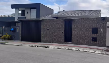 Casa semi-mobiliada com 3 quartos sendo 1 suíte localizada no Caminho Novo - Palhoça/SC