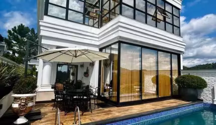 Casa de luxo com 4 suítes, elevador e espaço gourmet em condomínio fechado em Balneário Camboriú/SC