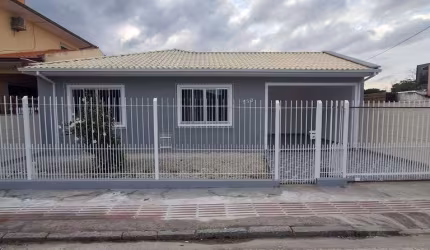 Casa térrea com 3 quartos, edícula, piscina e amplo pátio para locação - Ipiranga - São José/SC