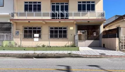 Casa com 5 dormitórios no bairro Barreiros em São José-SC