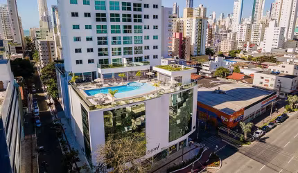 Apartamento com 04 dormitórios sendo 02 suítes  e duas vagas em Balneário Camboriú, SC