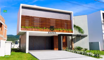 Casa 3 dormitórios à venda Centro Camboriú/SC