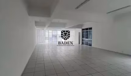Ampla sala comercial no centro