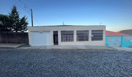 Casa Residencial com 5 quartos  à venda, 308.00 m2 por R$520000.00  - Uvaranas - Ponta Grossa/PR