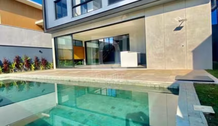 Casa sobrado com 4 suítes e piscina no Condomínio Alphaville Nova Esplanada 4 Votorantim.
