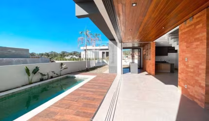 Casa sobrado com cozinha americana 3 suítes e piscina no Condomínio Villas do Golfe em Itú.