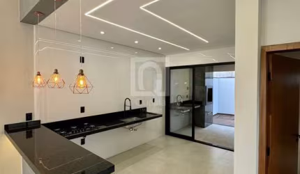 Casa térrea à venda com 3 dormitórios, piscina e área gourmet - Localização Privilegiada