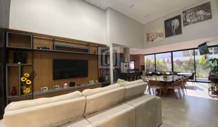 Casa térrea com pé direito alto à venda no condomínio SUNSET