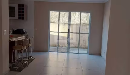 Casa sobrado com 3 quartos no Condomínio Jardim Vilaça em São Roque