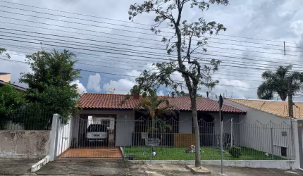 Casa no Bacacheri de frente para rua