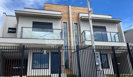 Sorado possui vaga de garagem próximo a mercados e comércios sobrados localizados no atuba Curitiba