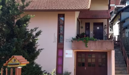 Casa Triplex 3 dormitórios 3 banheiros lareira, churrasqueira.