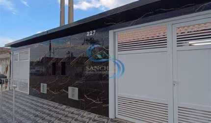 Casa c/ piscina e c/ 2 dorms, Mongaguá - R$ 420 mil, Cod: 6194
